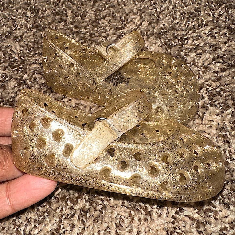 LOld Navy Girl Gold Mary Jane Jellies Size EUC heart shaped holes Jelly shoes
